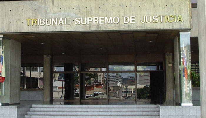 Suspenden efectos de ordenanzas municipales que permitían el cálculo de tributos en base a la tasa oficial del dólar